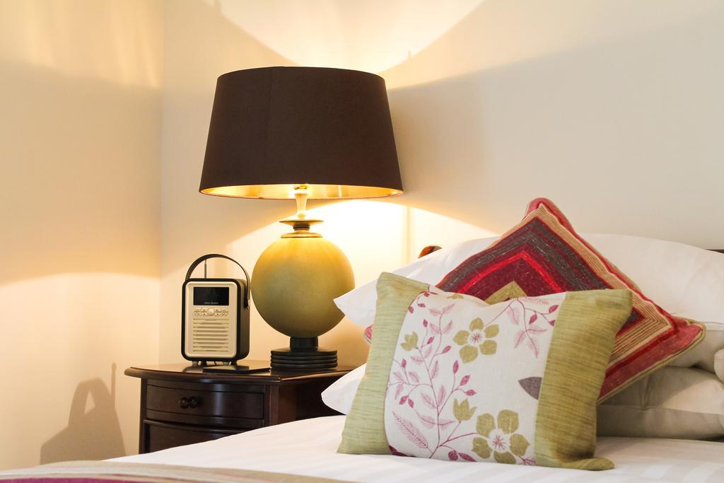 The Bishops Table Hotel Farnham  Eksteriør bilde